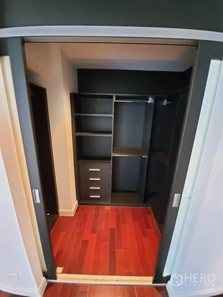 คอนโด ให้เช่าในPathum Wan, Bangkok - วอล์กอินคลอเซ็ตพร้อมชั้นและลิ้นชักบิลต์อินสีเข้ม พื้นไม้จริง