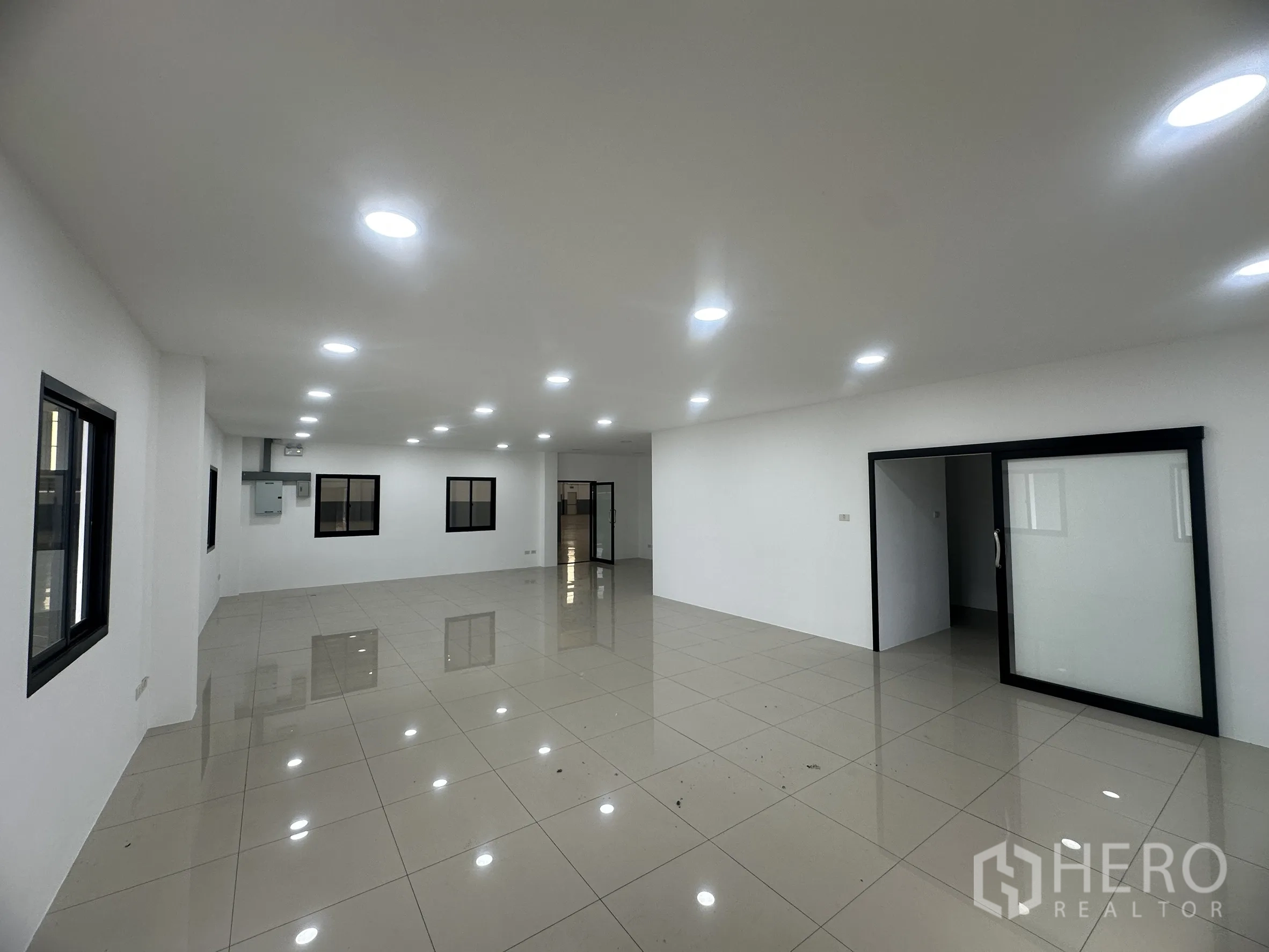 โกดัง for rent in Mueang Samut Prakan, Samut Prakan - มุมมองอีกด้านของสำนักงานพร้อมประตูกระจกบานเลื่อน พื้นกระเบื้อง และไฟเพดาน