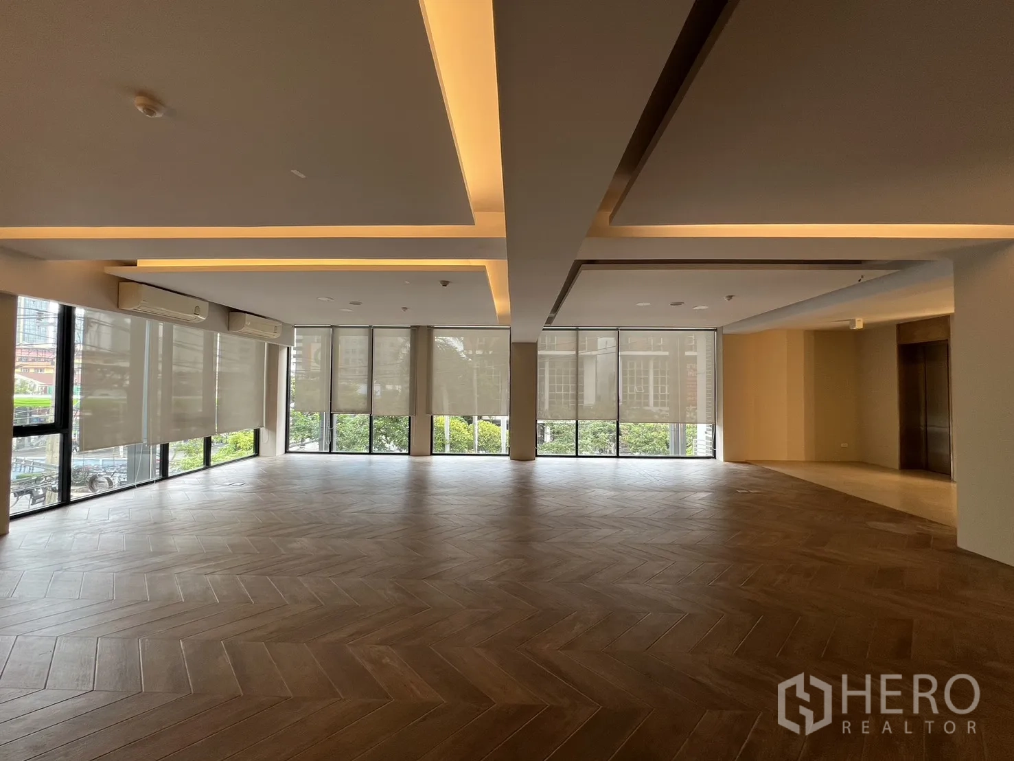 零售空间 出租在Khlong Toei, Bangkok - 展厅开间，鱼骨拼地板、灯带与百叶帘