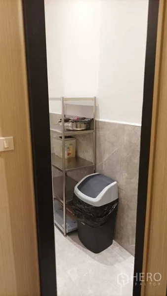 零售空间 出租 - 小型储物/茶水间，配金属置物架与垃圾桶。