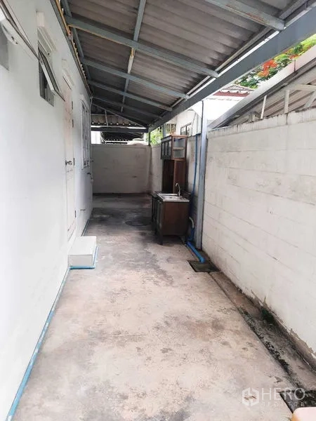 Home Office for rent in Watthana, Bangkok - Covered outdoor service area with sink and storage along the side wall.