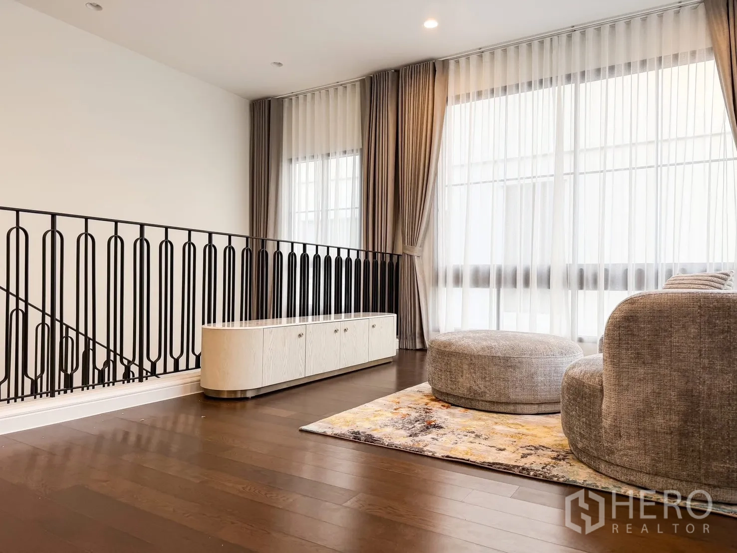 บ้านเดี่ยว for rent in Bang Khen, Bangkok - โถงชั้นบนพร้อมราวเหล็กลายสวย ตู้วางทีวี และออตโตมันทรงกลม.