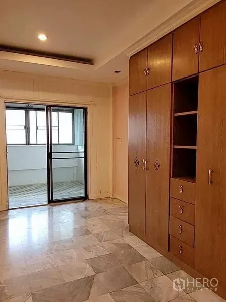 Detached House for rent - Bedroom with built-in wardrobe, marble floors and sliding door to an enclosed balcony.
