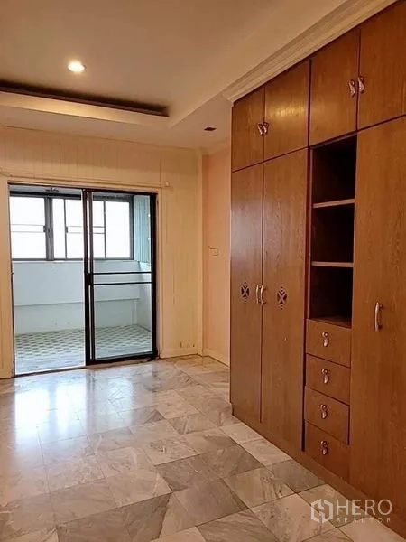 Detached House for rent - Bedroom with built-in wardrobe, marble floors and sliding door to an enclosed balcony.