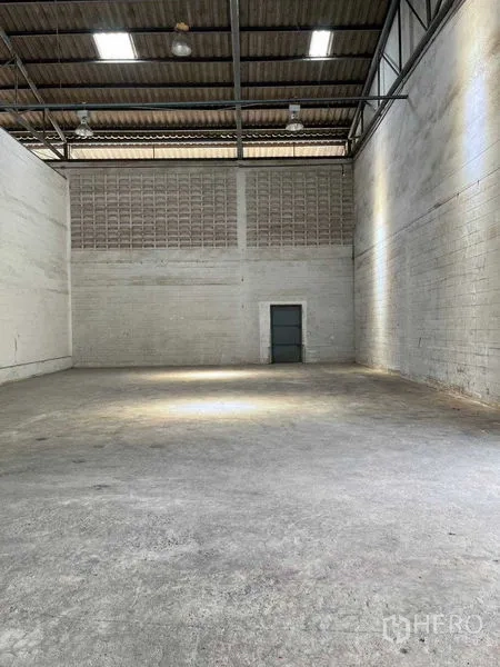 คลังสินค้า ให้เช่าในBang Phlat, Bangkok - ภายในโกดังเพดานสูง พื้นคอนกรีต ผนังบล็อกช่องลม เขตบางพลัด กรุงเทพฯ