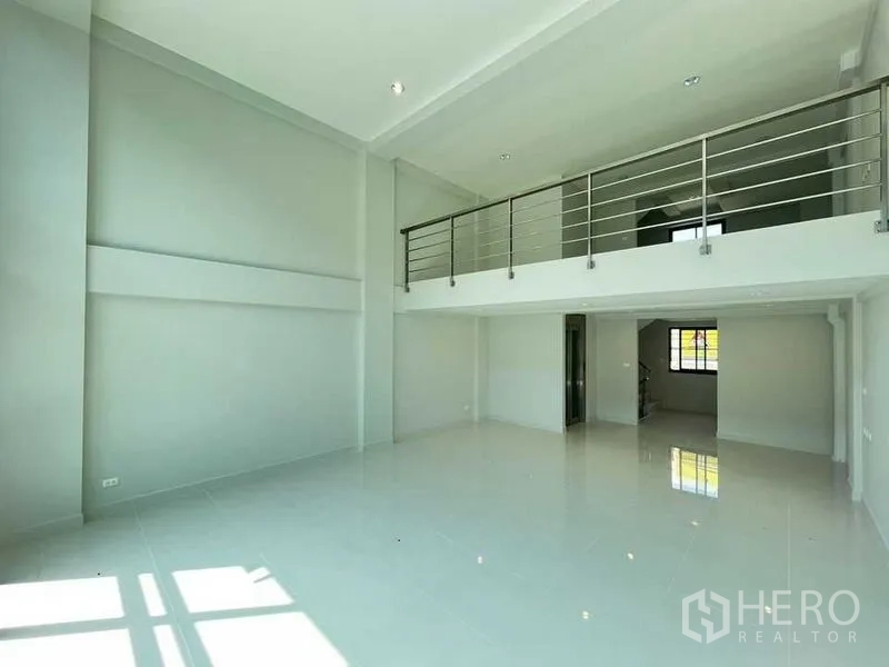 Home Office for rent - Double-height hall with mezzanine and metal balustrade for versatile use.