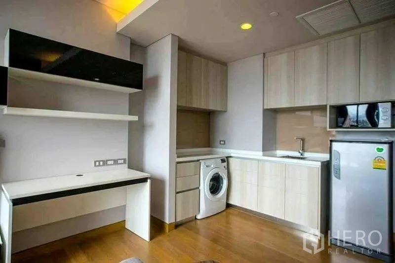 公寓 出租在Khlong Toei, Bangkok - L形厨房，柜体、水槽、冰箱与洗衣机一应俱全。