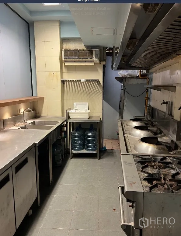 พื้นที่ขายปลีก ให้เช่าในWatthana, Bangkok - ครัวเชิงพาณิชย์พร้อมเคาน์เตอร์สแตนเลส อ่างล้างมือ เตาแก๊ส และฮูดดูดควัน