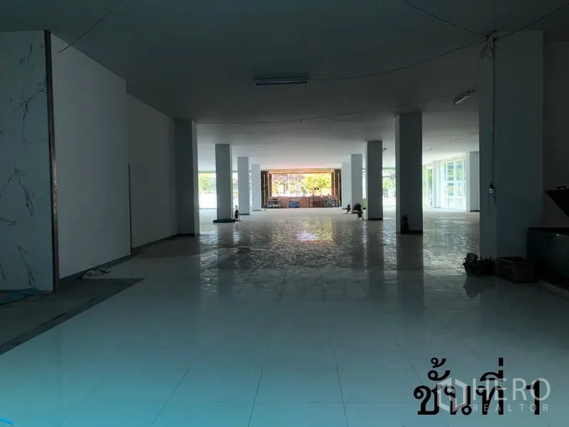零售空间 出租在Min Buri, Bangkok - 一层展厅视角，柱网宽阔，临街采光充足。