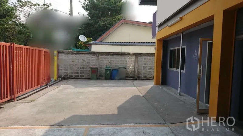 货栈 出租在Lak Si, Bangkok - 仓库侧的带门围合前院，适合停车与卡车调头。