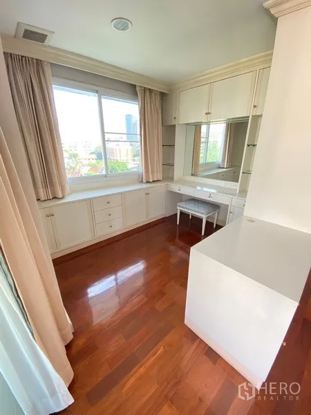 อพาร์ทเมนท์ ให้เช่าในWatthana, Bangkok - มุมแต่งตัวพร้อมโต๊ะเครื่องแป้ง ตู้เก็บของจำนวนมาก และหน้าต่างบานใหญ่รับแสง