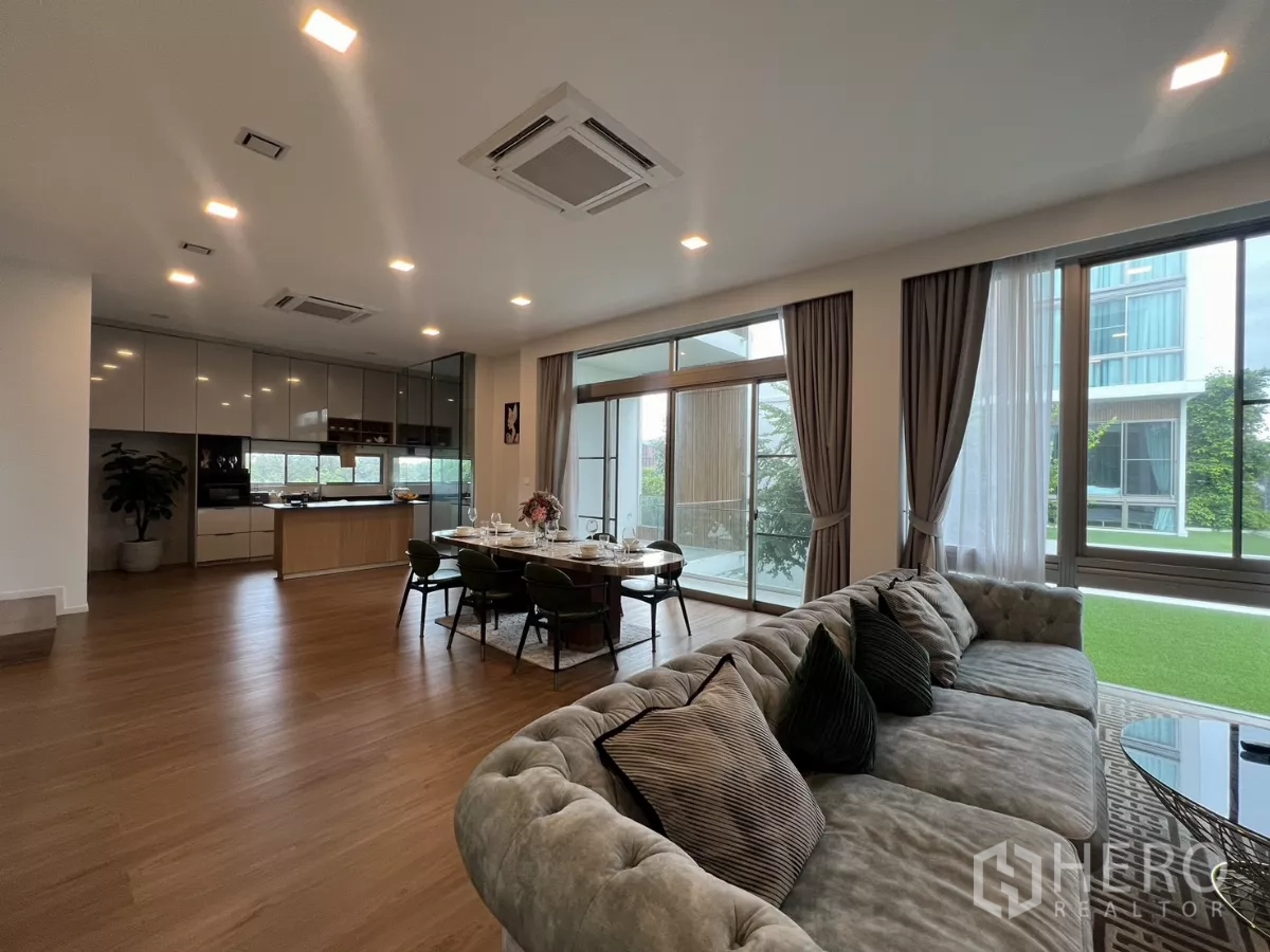 独立式住宅 出租在Saphan Sung, Bangkok - 宽敞客餐厅，通透大窗与木地板