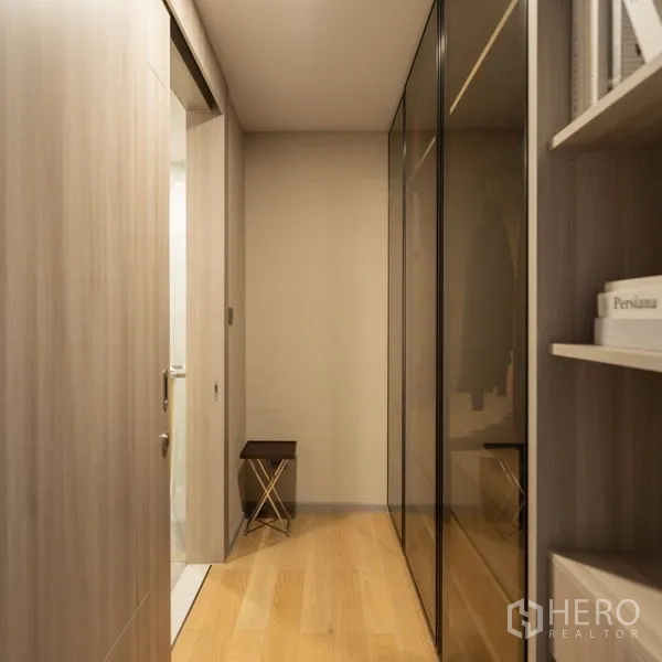 คอนโด ให้เช่าในWatthana, Bangkok - โถงตู้เสื้อผ้าบานกระจก พื้นไม้