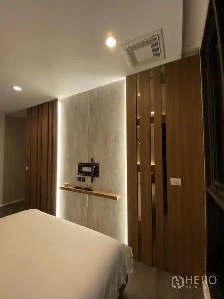 คอนโด ขายในPhra Khanong, Bangkok - ผนังตกแต่งซี่ไม้แนวตั้งและไฟเส้น LED ข้างหน้าต่างห้องนอน