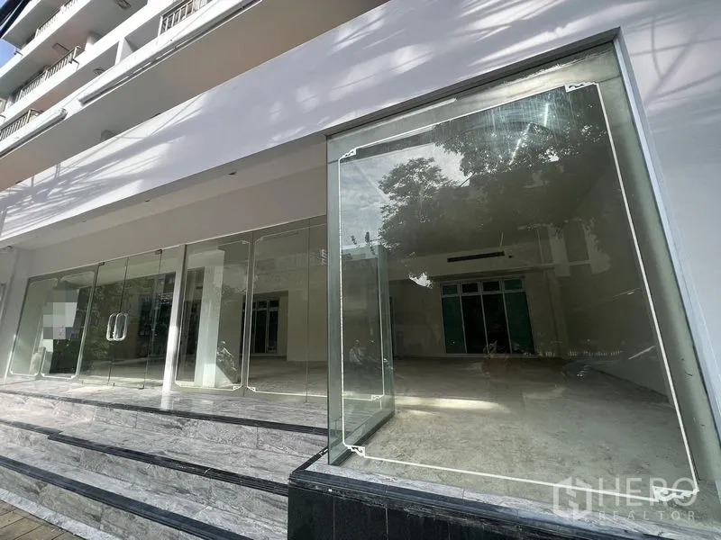 零售空间 出租 - 街边店面，宽大玻璃立面与石材台阶