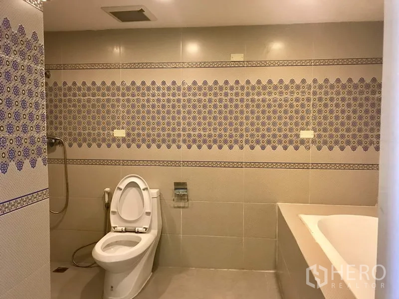 คอนโด ให้เช่าในWatthana, Bangkok - พื้นที่นั่งเล่น-รับประทานอาหารกว้าง โคมระย้า ประตูระเบียง และโซฟาเซกชันนัลสีน้ำตาล