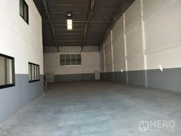 โรงงาน ให้เช่าในBang Phli, Samut Prakan - ภายในโรงงานเพดานสูง พื้นคอนกรีต โครงหลังคาเหล็ก พร้อมช่องหน้าต่าง ที่บางพลี