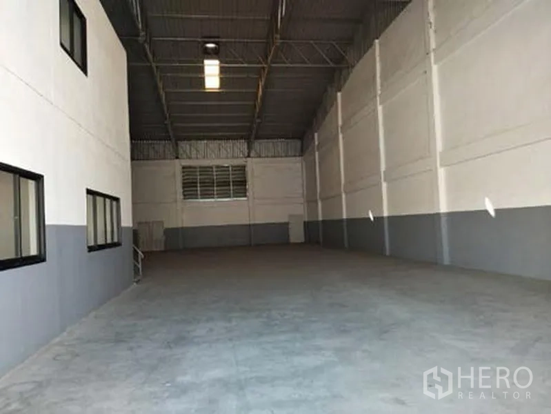 โรงงาน ให้เช่าในBang Phli, Samut Prakan - ภายในโรงงานเพดานสูง พื้นคอนกรีต โครงหลังคาเหล็ก พร้อมช่องหน้าต่าง ที่บางพลี