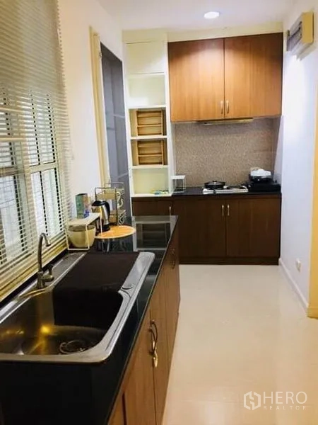 ทาวน์เฮาส์ ให้เช่าในBang Kapi, Bangkok - ห้องครัวแบบแกลลีย์ ตู้ลอย เตา และท็อปหินสีดำ