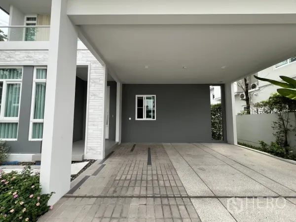 独立式住宅 出租在Prawet, Bangkok - 车棚与主入口特写，配高窗与立柱。