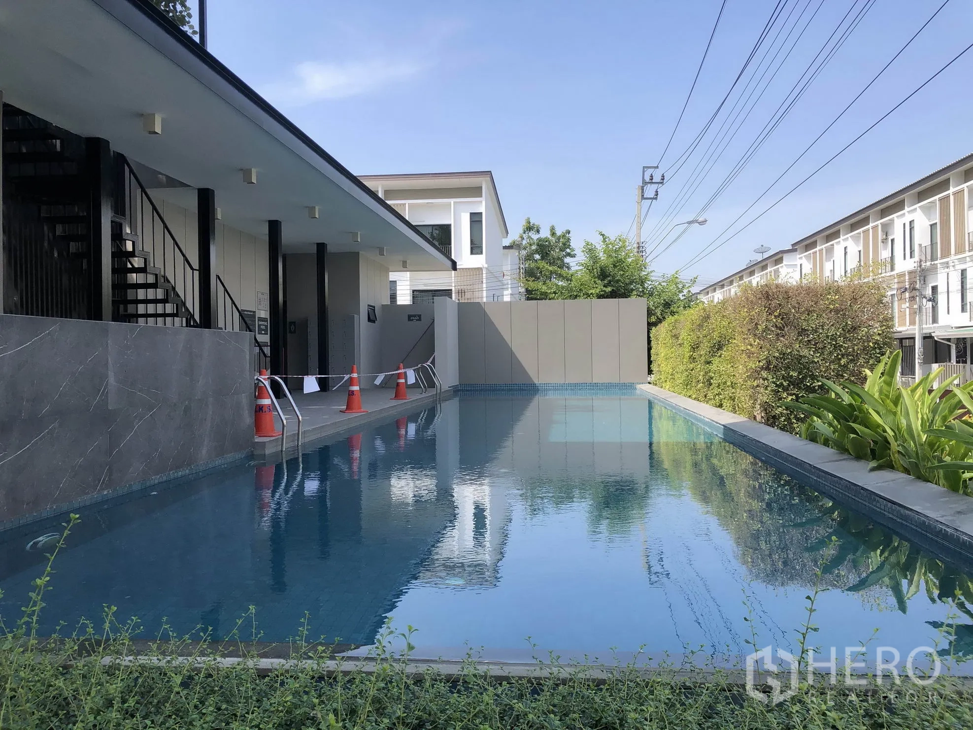 ทาวน์เฮาส์ ให้เช่าในBang Kapi, Bangkok - สระว่ายน้ำส่วนกลางและอาคารคลับเฮ้าส์ในหมู่บ้าน รายล้อมด้วยไม้พุ่ม