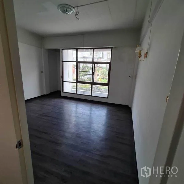 办公空间 出租在Yan Nawa, Bangkok - 采光充足的办公室，大窗与深色地板，可见绿景。