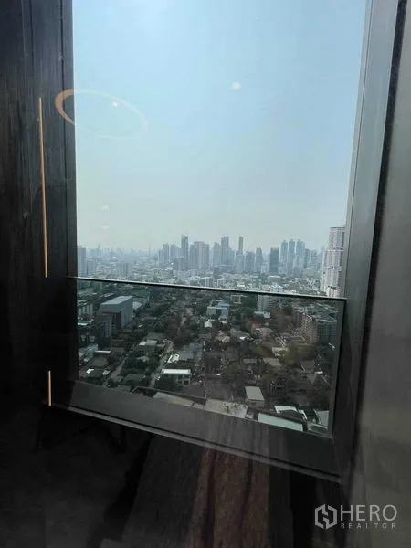 คอนโด ให้เช่าในKhlong Toei, Bangkok - มุมมองจากชั้นสูงออกสู่สกายไลน์กรุงเทพฯ และย่านใกล้เคียง