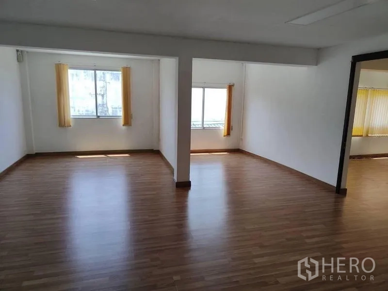 工厂 出售在Sai Noi, Nonthaburi - 宽敞办公室，窗户配黄色百叶帘。