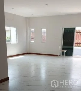 货栈 出租在Lam Luk Ka, Pathum Thani - 明亮的一层办公室，白色地砖，多扇窗与前门