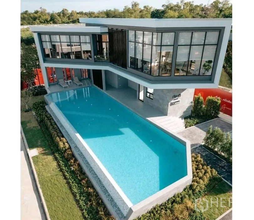 Townhouse for rent in Bang Phli, Samut Prakan - Contemporary clubhouse building with a long outdoor swimming pool.