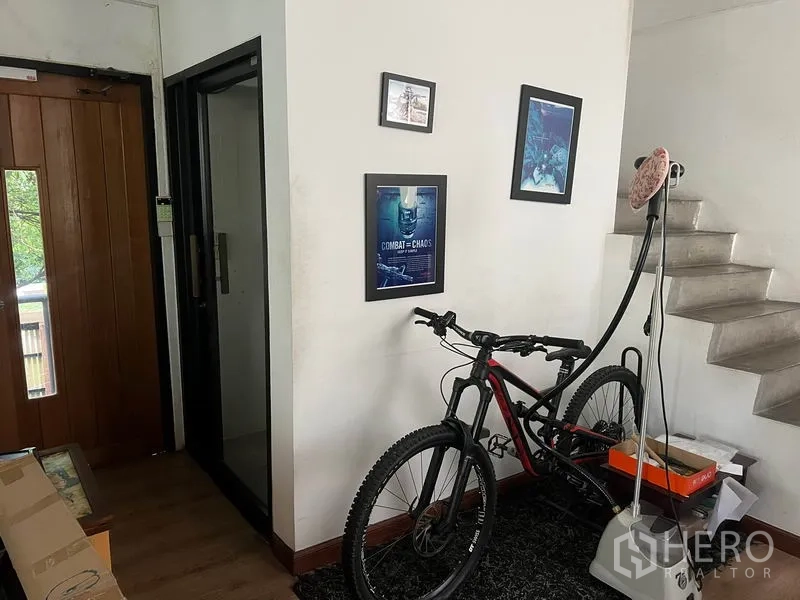 พื้นที่ขายปลีก ให้เช่าในWatthana, Bangkok - โถงทางเข้า มีลิฟต์ส่วนตัว บันได และจักรยานพิงผนัง