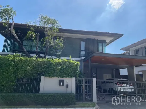 独立式住宅 出租或出售在Lam Luk Ka, Pathum Thani - Lam Luk Ka 两层独栋别墅，绿篱围栏与双车位有顶车棚。