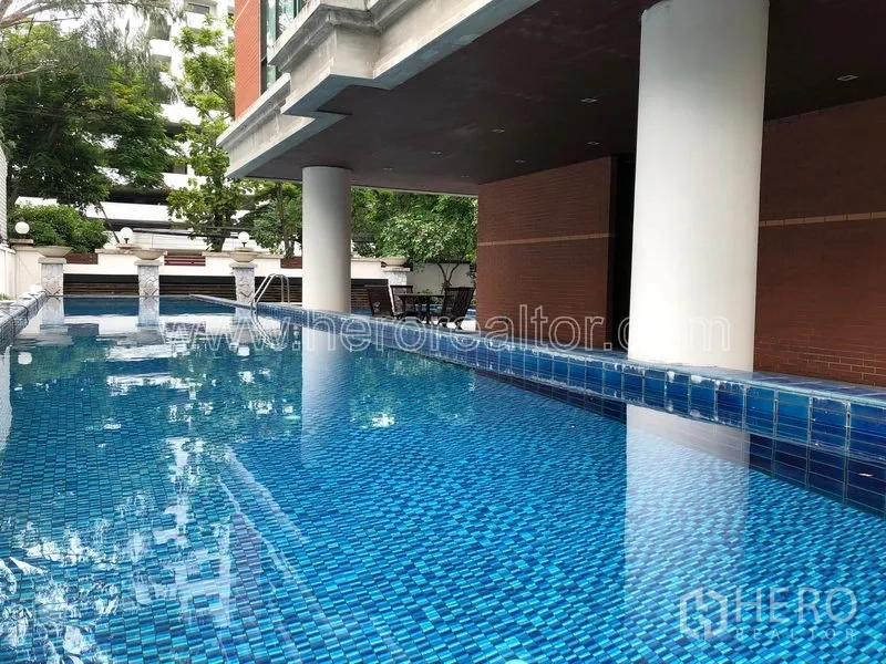 คอนโด ให้เช่าหรือขายในWatthana, Bangkok - สระว่ายน้ำคอนโดปูกระเบื้องสีน้ำเงิน พร้อมพื้นที่นั่งเล่นร่มรื่น