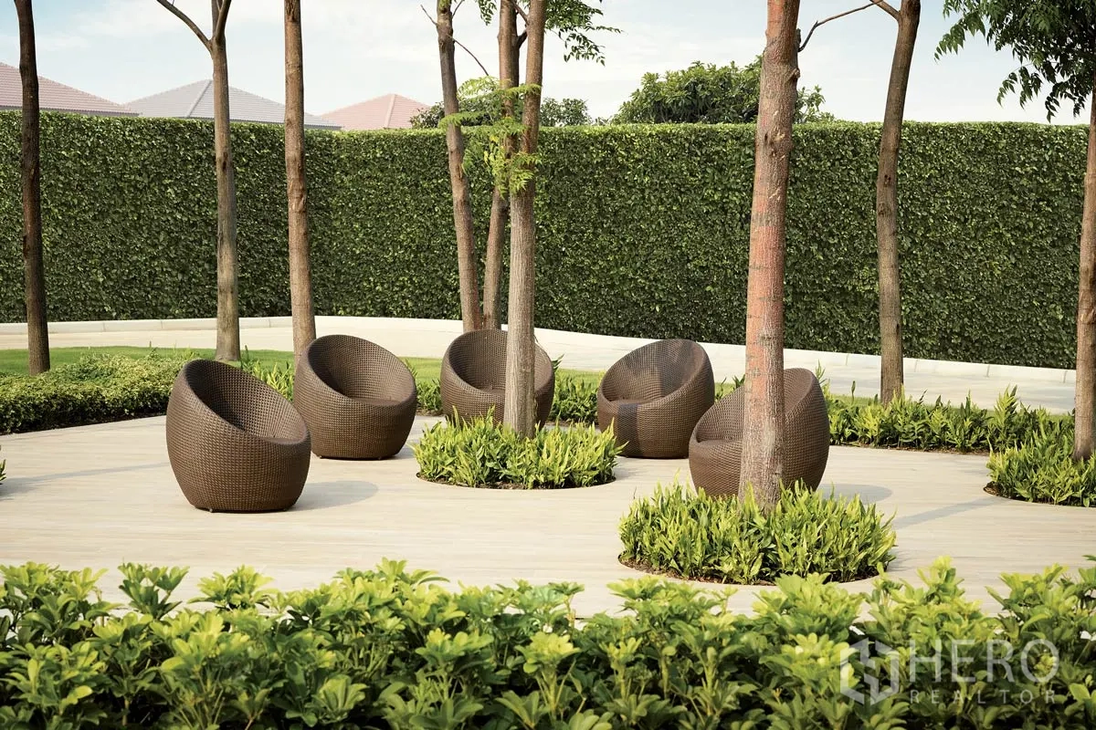 独立式住宅 出租或出售在Pathum Thani - 花园休闲区，树下圆形藤椅