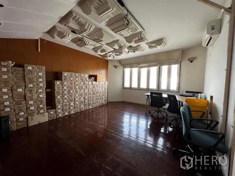 ทาวน์เฮาส์ ให้เช่า - ห้องเก็บของหรือสตูดิโอ เพดานอะคูสติกและกล่องเรียงสูง