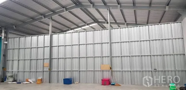คลังสินค้า ให้เช่าในBang Yai, Nonthaburi - ภายในโกดังเพดานสูง โครงหลังคาเหล็ก และผนังกั้นเมทัลชีท