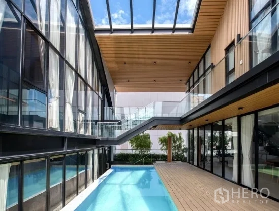 สำนักงานที่บ้าน ขายในKhlong Toei, Bangkok - คอร์ทยาร์ดหลังคากระจกพร้อมสระว่ายน้ำยาวคั่นระหว่างอาคาร