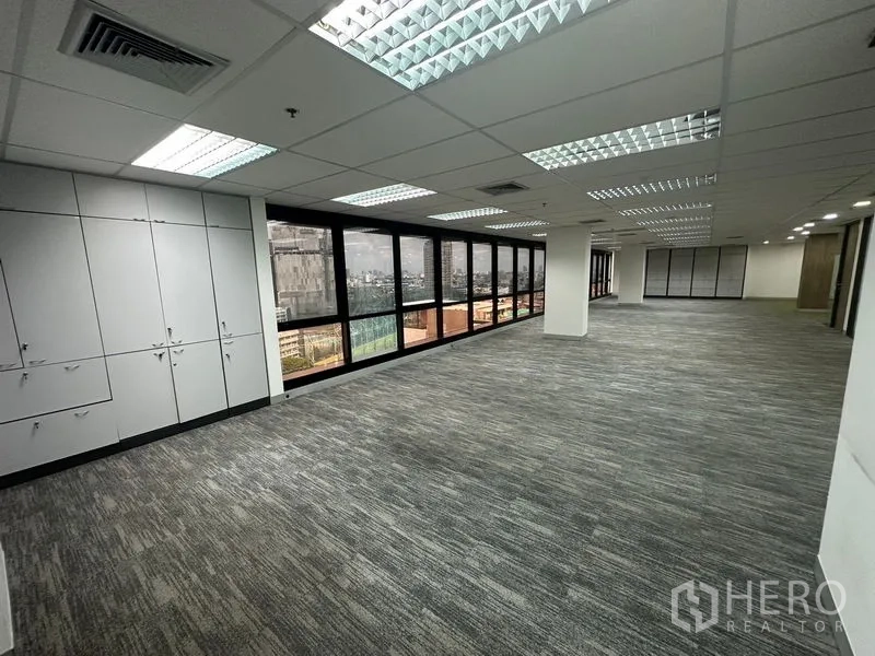 สำนักงาน ให้เช่าในKhlong Toei, Bangkok - พื้นที่สำนักงานแบบเปิดกว้าง ผนังกระจกยาว ปูพรม ไฟเพดาน และตู้เก็บของพร้อมวิวเมืองกรุงเทพฯ