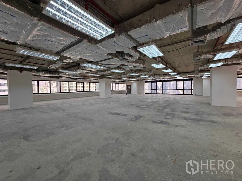 办公空间 出租在Bang Rak, Bangkok - 开放式办公室，环幕窗户俯瞰城市天际线。