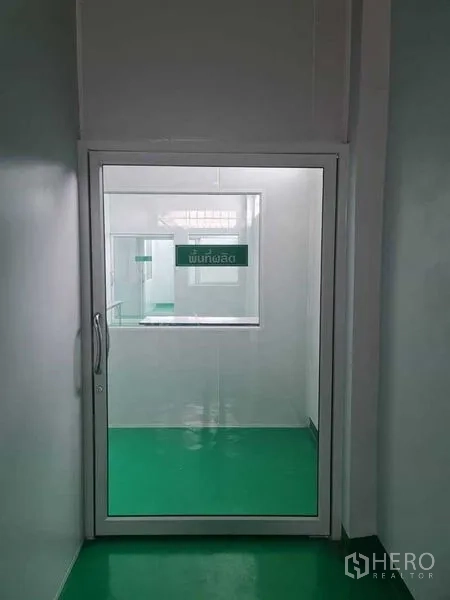 工厂 出售在Bang Pa-in, Phra Nakhon Si Ayutthaya - 从狭长走廊望向生产区入口。