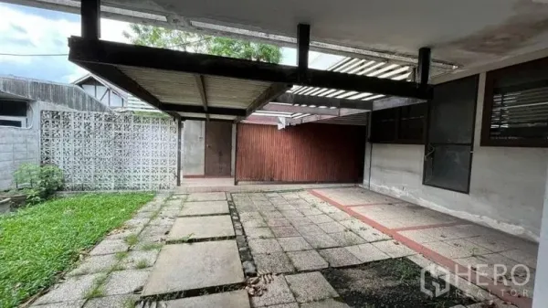 独立式住宅 出租 - 半遮蔽庭院，带花格通风墙与储物门