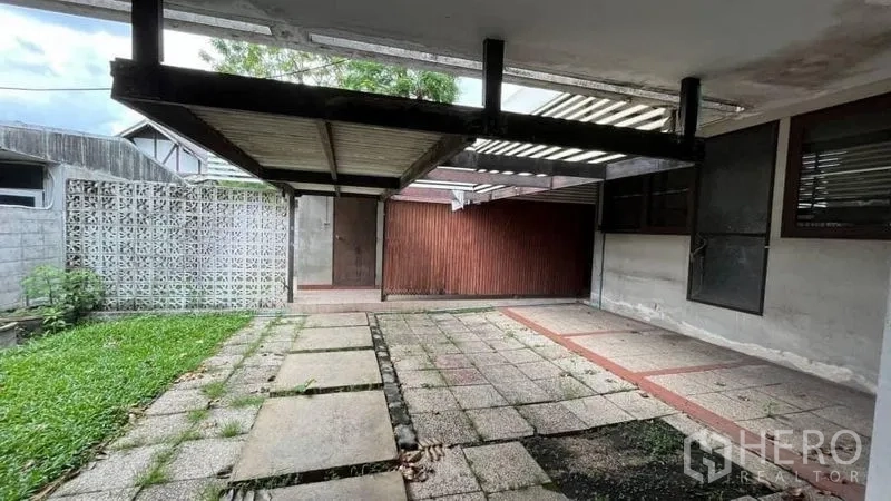 独立式住宅 出租 - 半遮蔽庭院，带花格通风墙与储物门