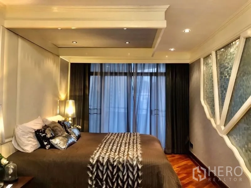 คอนโด ให้เช่าในWatthana, Bangkok - ห้องนอนหลักฝ้าหลุม กระจกเต็มผนัง และผนังตกแต่งลายเรขาคณิต