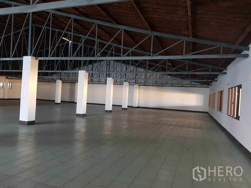 คลังสินค้า ให้เช่าในNong Khaem, Bangkok - ชั้นโกดังหลังคาโครงถักเหล็ก ปูพื้นกระเบื้อง