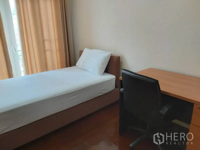 公寓 出租在Watthana, Bangkok - 第三卧室配单人床与书桌椅，旁有阳台门与窗帘。