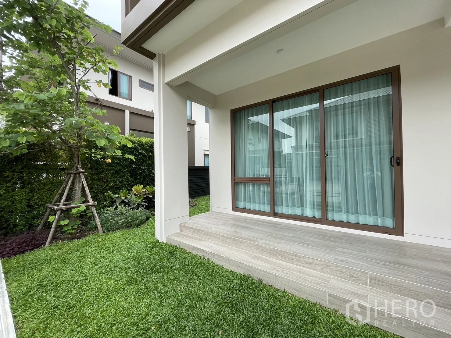 Detached House for rent in Bang Kapi, Bangkok - Back patio with sliding doors opening to lawn and landscaped garden.