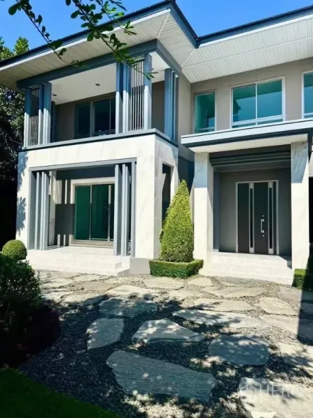 บ้าน ให้เช่าในLat Krabang, Bangkok - ด้านหน้าบ้านกระจกบานใหญ่ ระเบียง และทางเดินแผ่นหิน