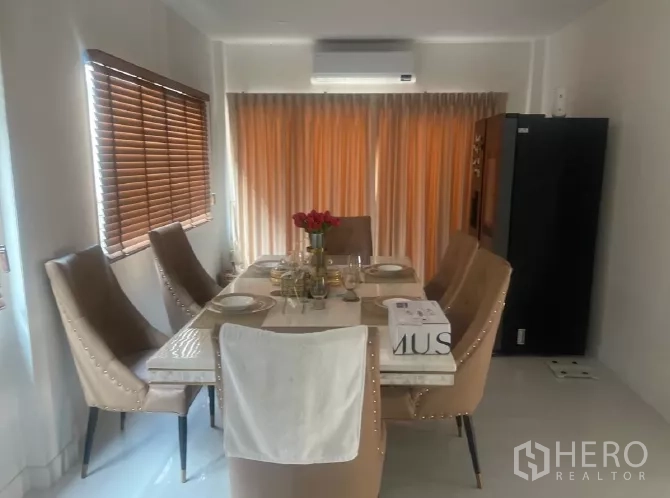 บ้าน ให้เช่าหรือขายในSaphan Sung, Bangkok - ห้องทานอาหาร 6 ที่นั่ง พร้อมแอร์และผ้าม่านโทนอุ่น