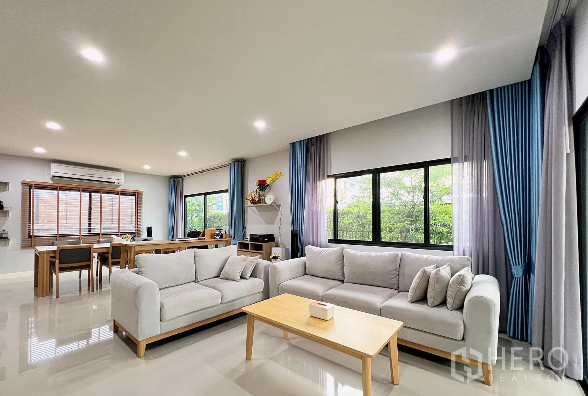 บ้าน ให้เช่าหรือขายในLam Luk Ka, Pathum Thani - มุมนั่งเล่นโปร่งโล่ง โซฟาคู่ โต๊ะกลาง มองเห็นต้นไม้ด้านนอก