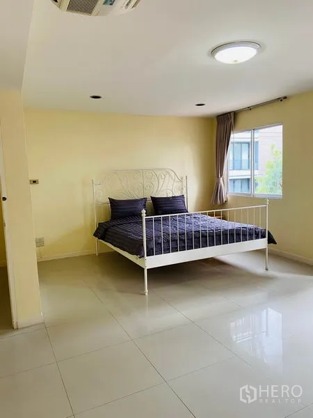 บ้าน ให้เช่าในWatthana, Bangkok - ห้องนอนกว้าง เตียงโครงเหล็ก หน้าต่างมุมห้อง พื้นกระเบื้อง